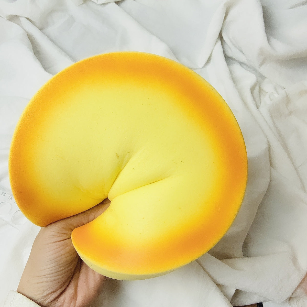 19cm Giant Round Bread Squeezable Slow-Rebound Decompression Toy - Extra Large Realistic Bread Squishy