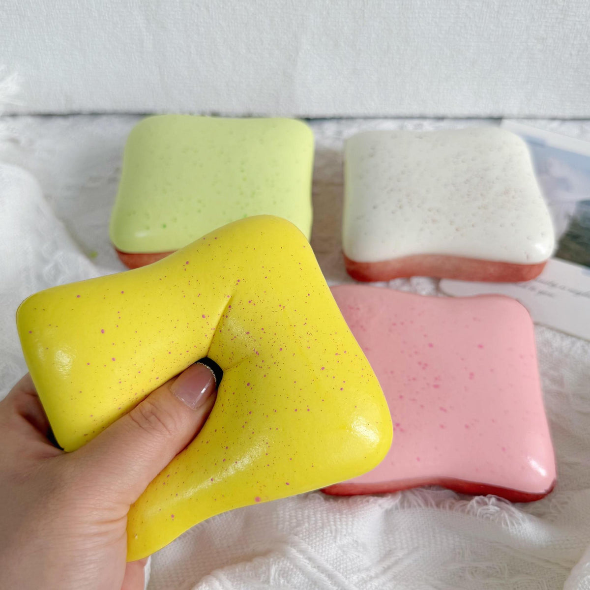 19cm Giant Round Bread Squeezable Slow-Rebound Decompression Toy - Extra Large Realistic Bread Squishy