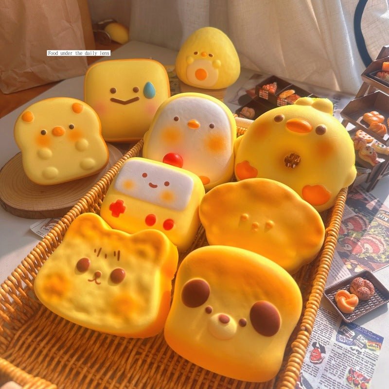 Simulated food, squishy bread, slow rebound toy, super soft and moist, sucks on fingers, student squeezeable stress relief toy.