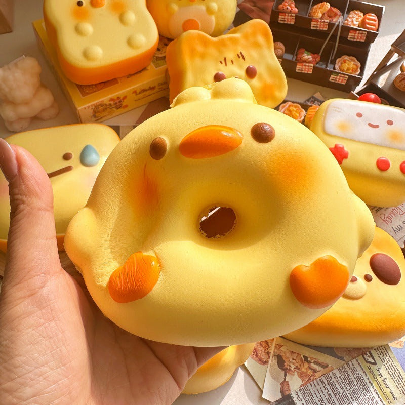 Simulated food, squishy bread, slow rebound toy, super soft and moist, sucks on fingers, student squeezeable stress relief toy.
