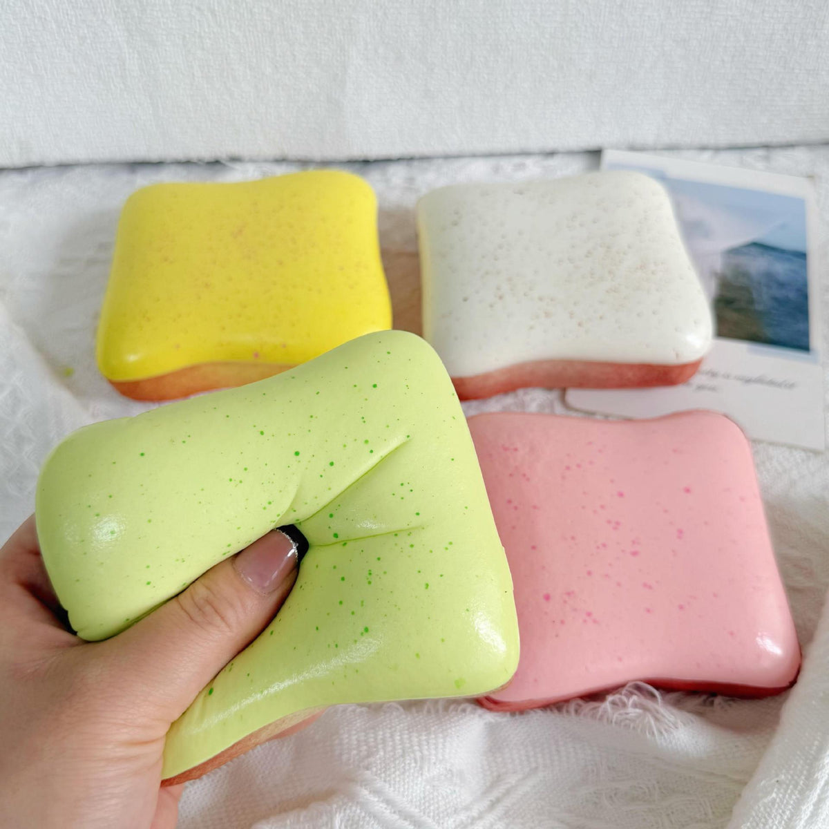 19cm Giant Round Bread Squeezable Slow-Rebound Decompression Toy - Extra Large Realistic Bread Squishy