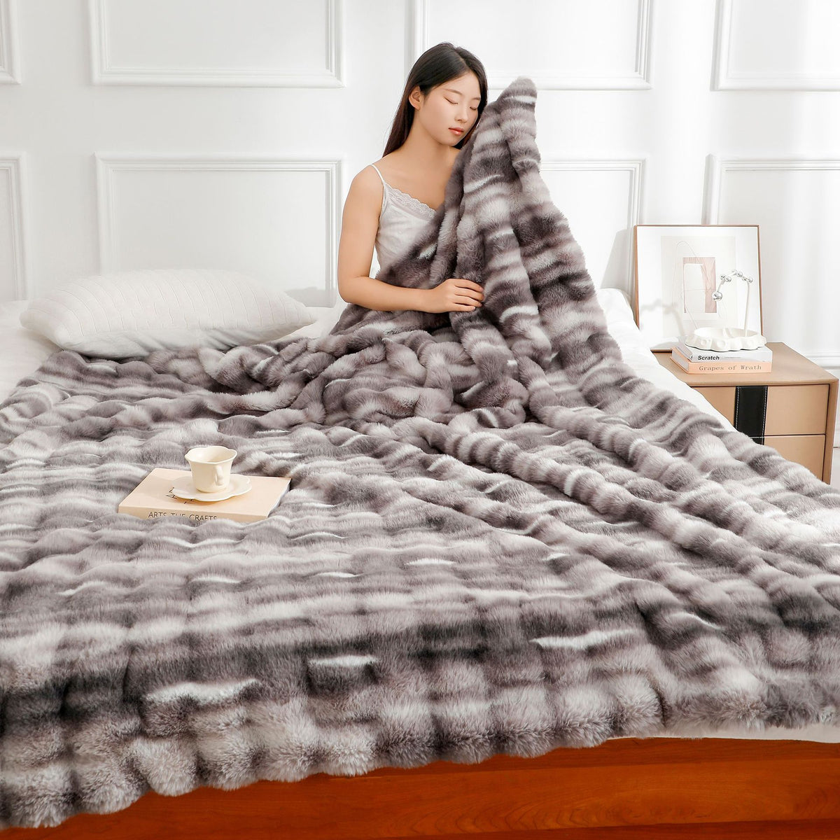 Double-layer thickened rabbit fur blanket, light luxury style, double-sided plush bubble blanket, multi-functional sofa blanket.