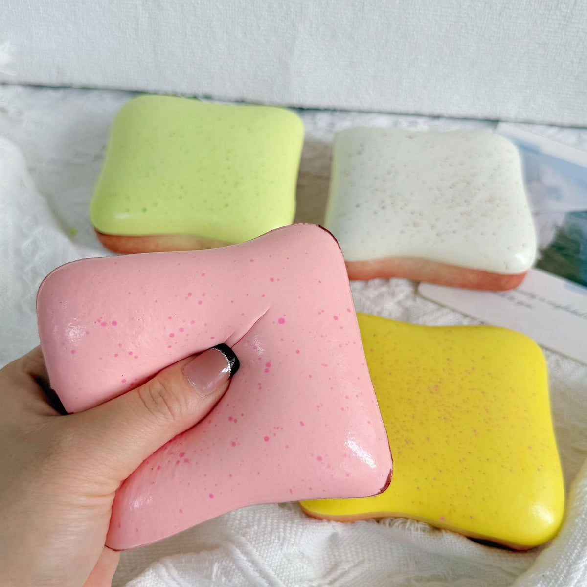 19cm Giant Round Bread Squeezable Slow-Rebound Decompression Toy - Extra Large Realistic Bread Squishy
