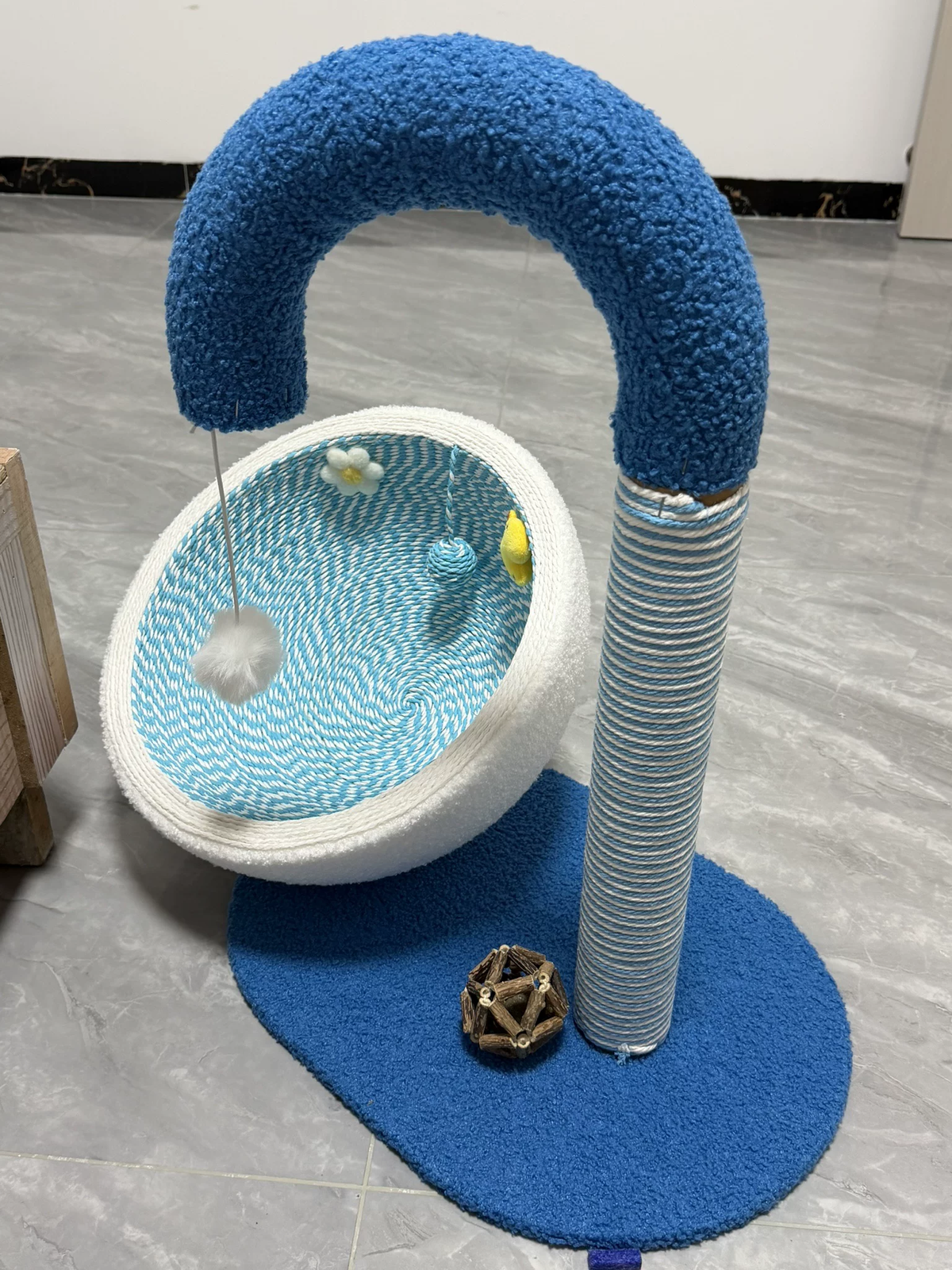 Cat scratching post and cat bed, wear-resistant and lint-free round cat paw bowl, cat toys, anti-cat scratch sofa, cat climbing frame wholesale.
